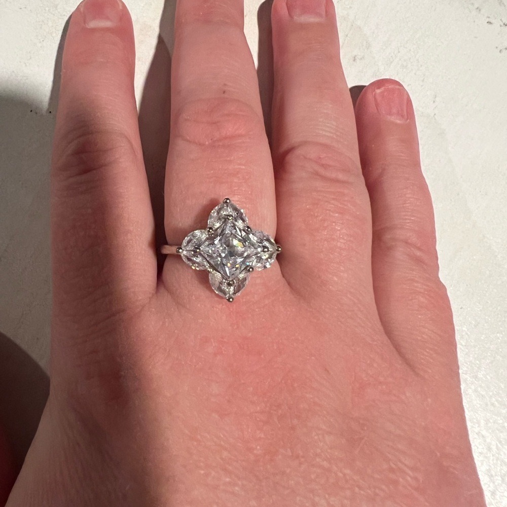 Silver Clear Stone Cocktail Ring 💍 - Picture 4 of 7